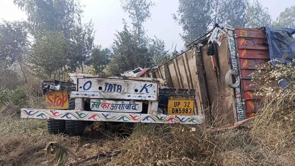 Truck loaded with rice overturned in Amethi