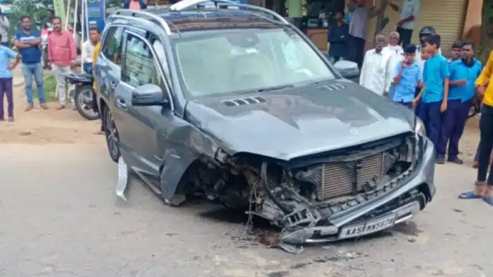 pm's brother prahlad modi injured in car accident