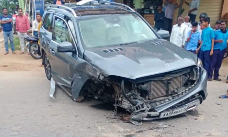 pm's brother prahlad modi injured in car accident