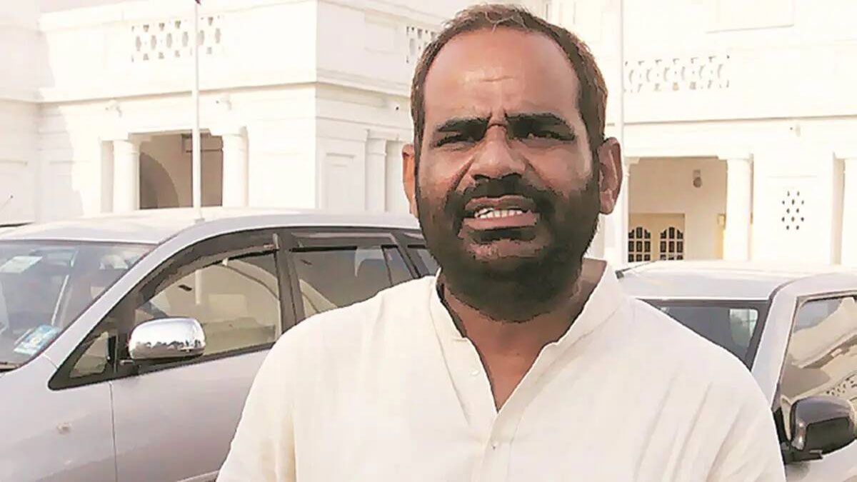 BJP MP Ramesh Bidhuri AAP MLAs protest outside BJP MP in Delhi