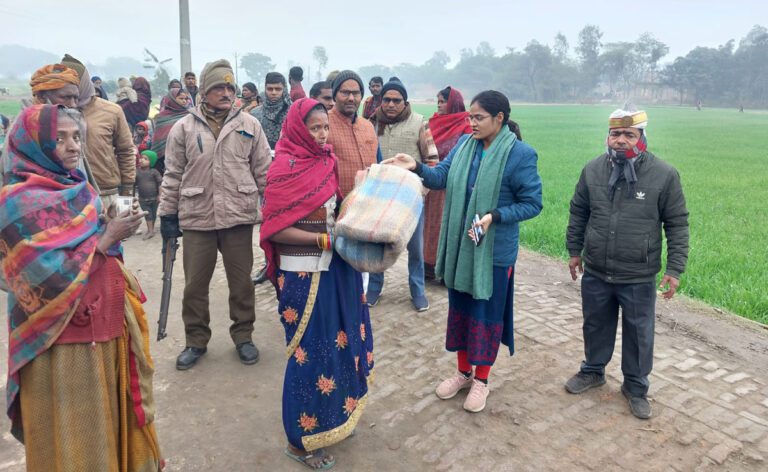 Amethi उपजिलाधिकारी ने लोगों के बीच कंबल बांटे