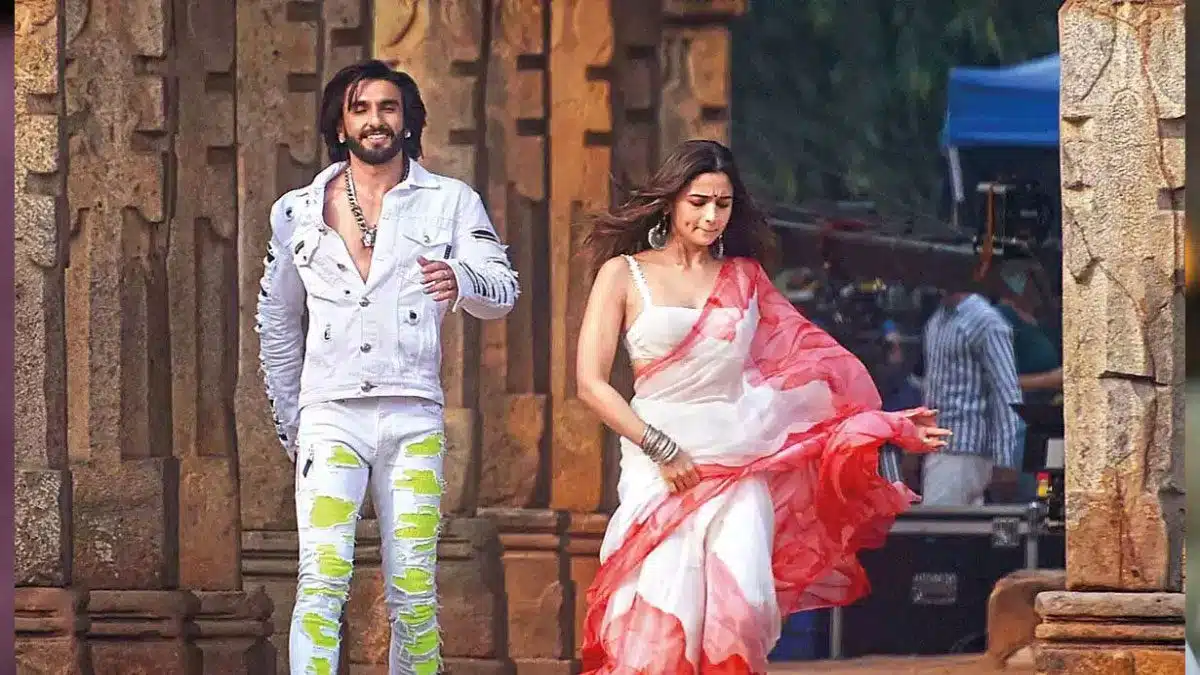 Alia Bhatt flaunts her 'morning slurp' in new selfie