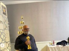 Keeravani-reached-the-stage-to-receive-the-Golden-Globe-Awards