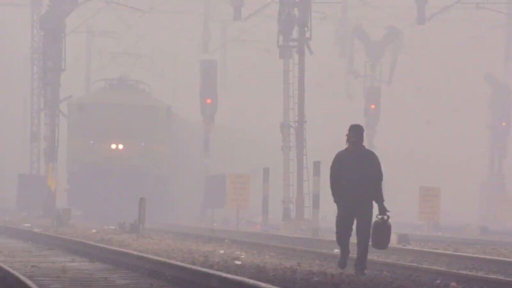 20 trains, 6 flights delayed due to fog in Delhi