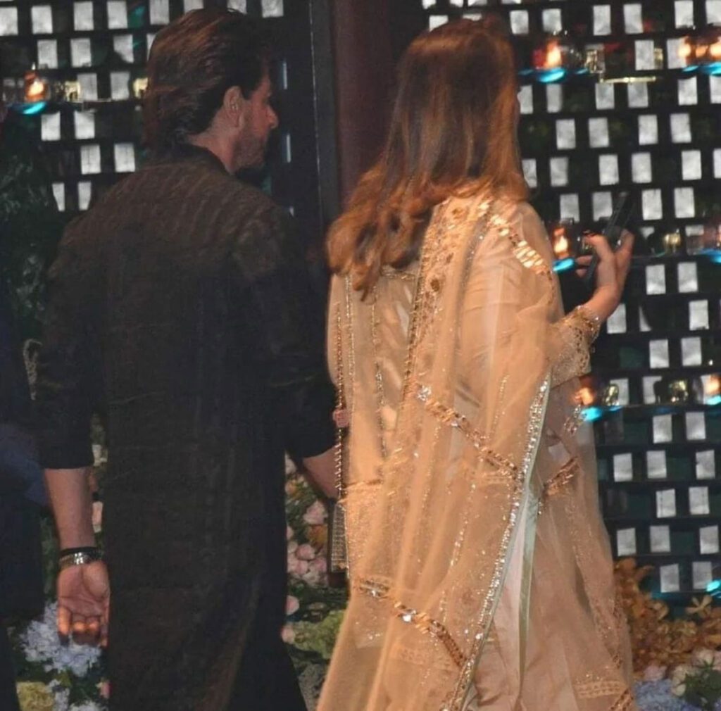 SRK arrived with his wife and son at Ambani's party.