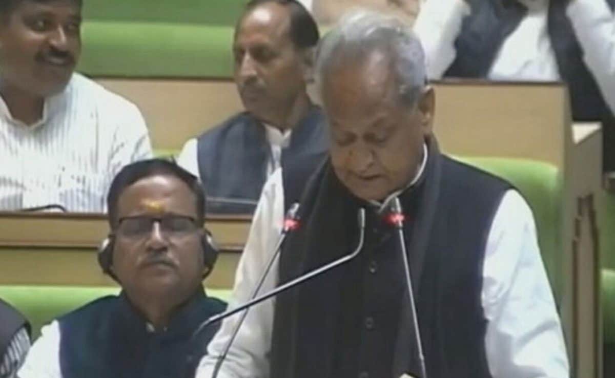 Ashok Gehlot read the old budget in the assembly