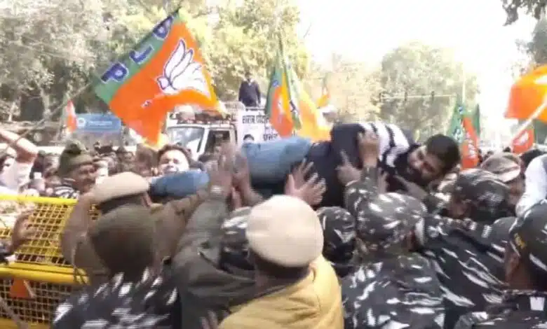 BJP protests against AAP leader over liquor scam