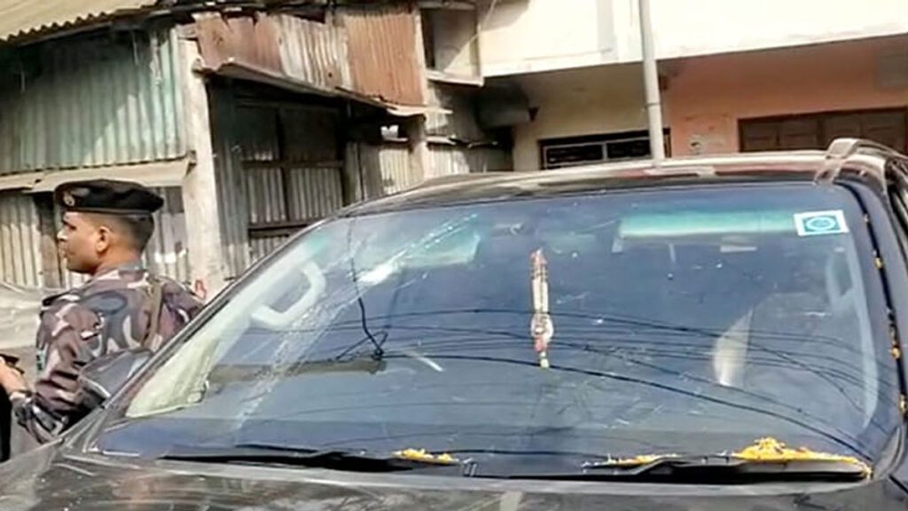 Stones pelted on Union minister's convoy in Bengal