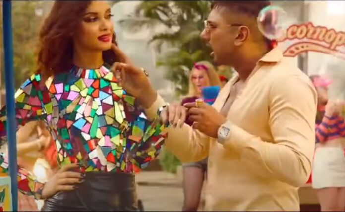 Akshay Kumar's Perfect Party Anthem Kude Chamkila