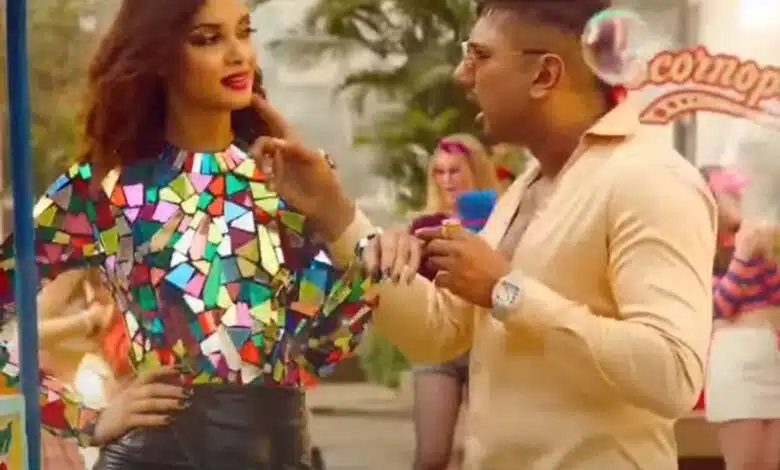Akshay Kumar's Perfect Party Anthem Kude Chamkila
