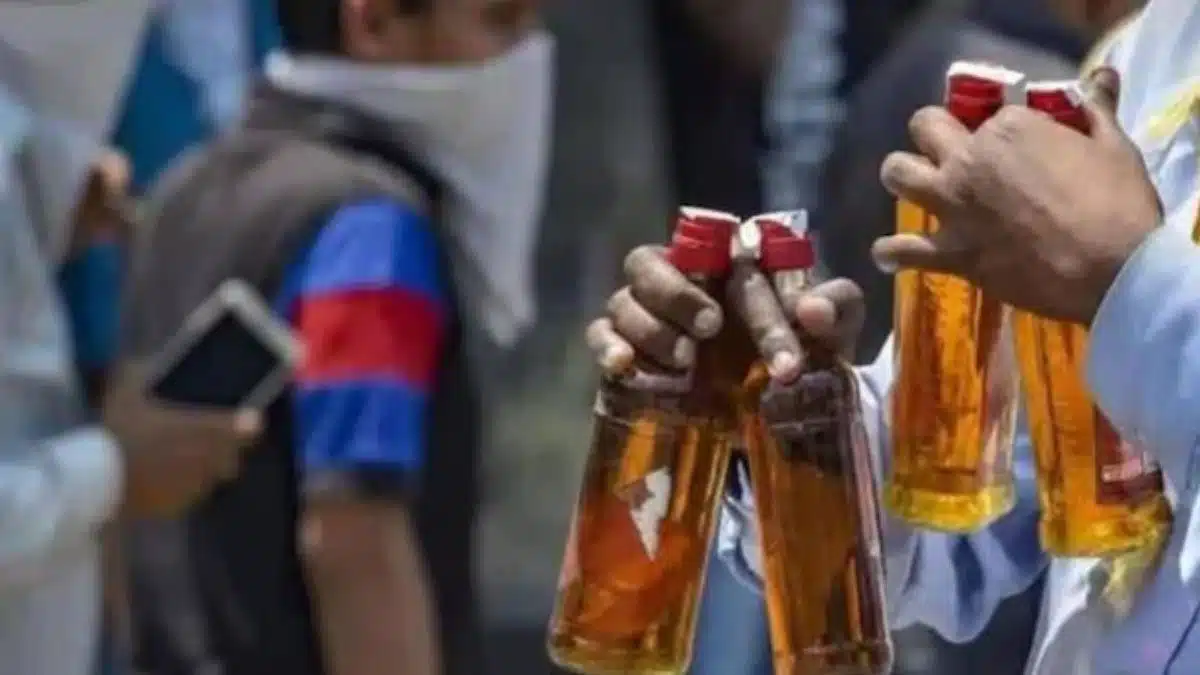 BJP protests against AAP leader over liquor scam