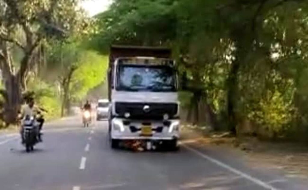 Speeding truck hits scooter in UP, 2 Dead