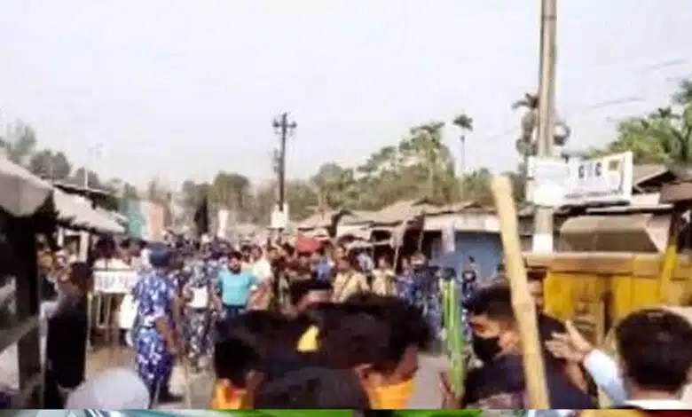 Stones pelted on Union minister's convoy in Bengal