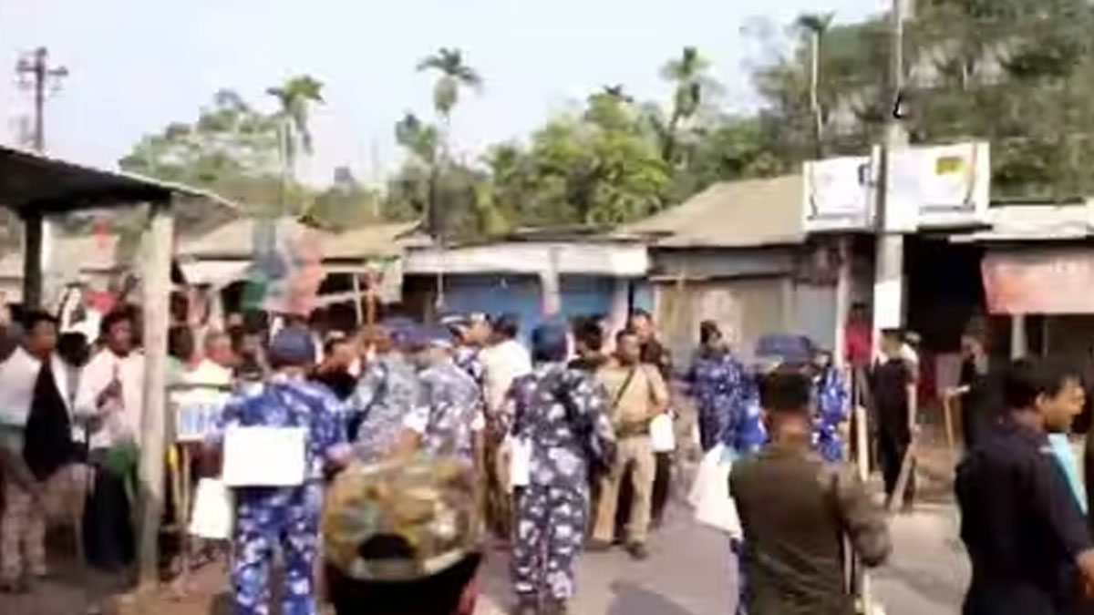 Stones pelted on Union minister's convoy in Bengal