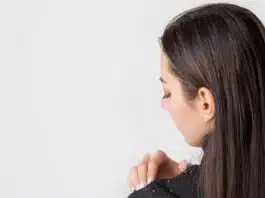 8 Natural Hair Oils to Reduce Dandruff