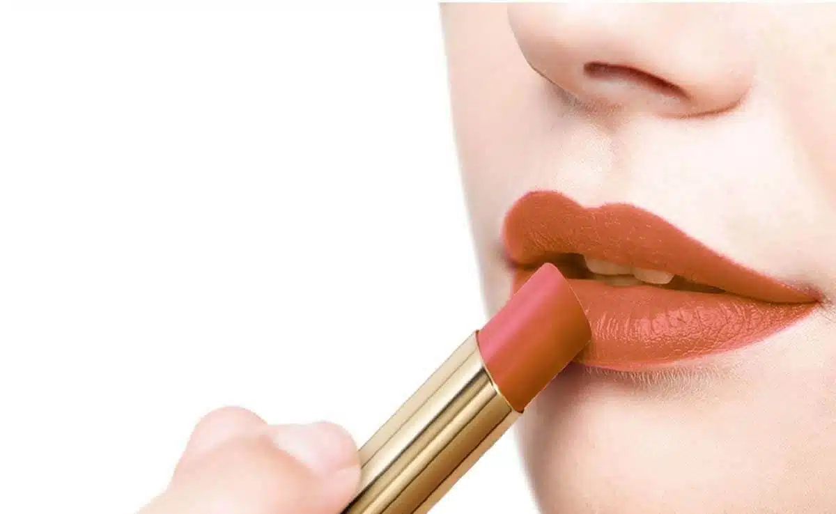 Lipstick Can Be Used As a Blush 5 useful makeup tips that can be done in less time