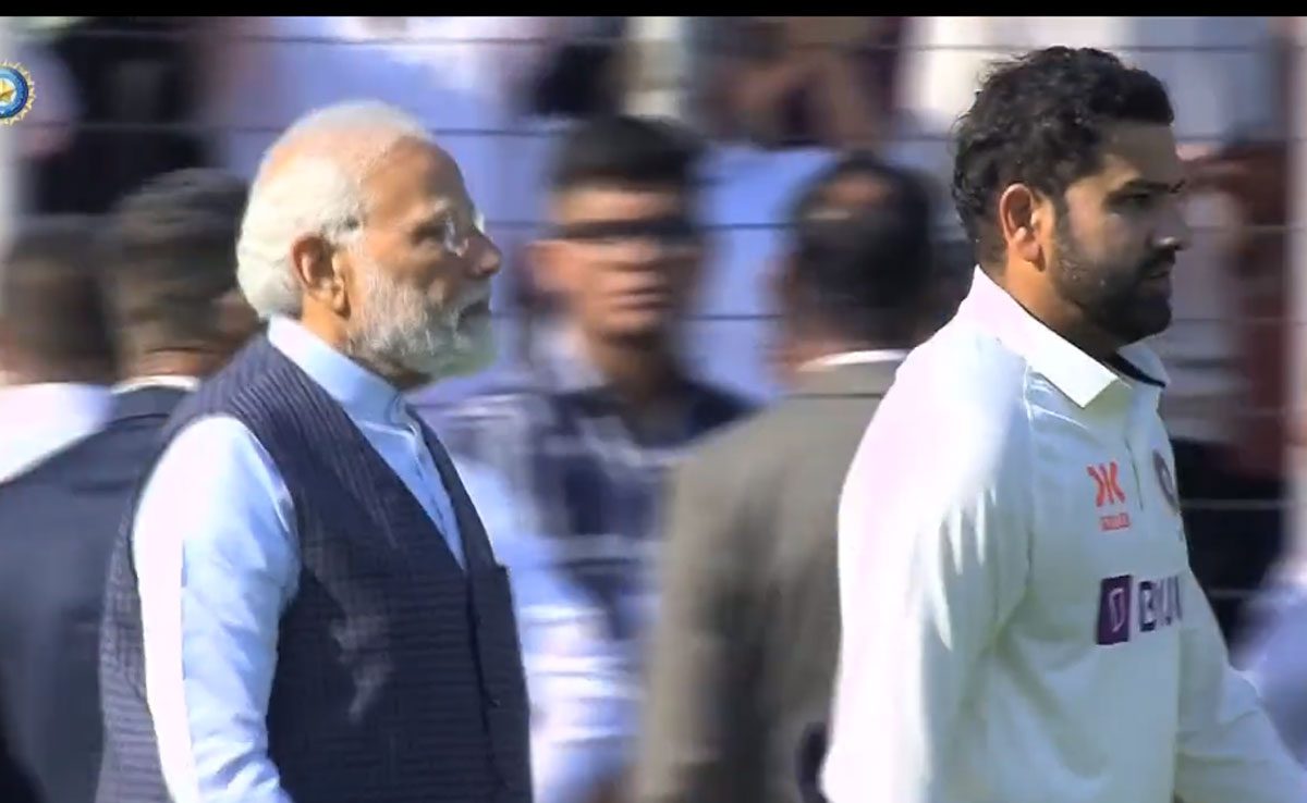 PM Modi was seen meeting the team of players
