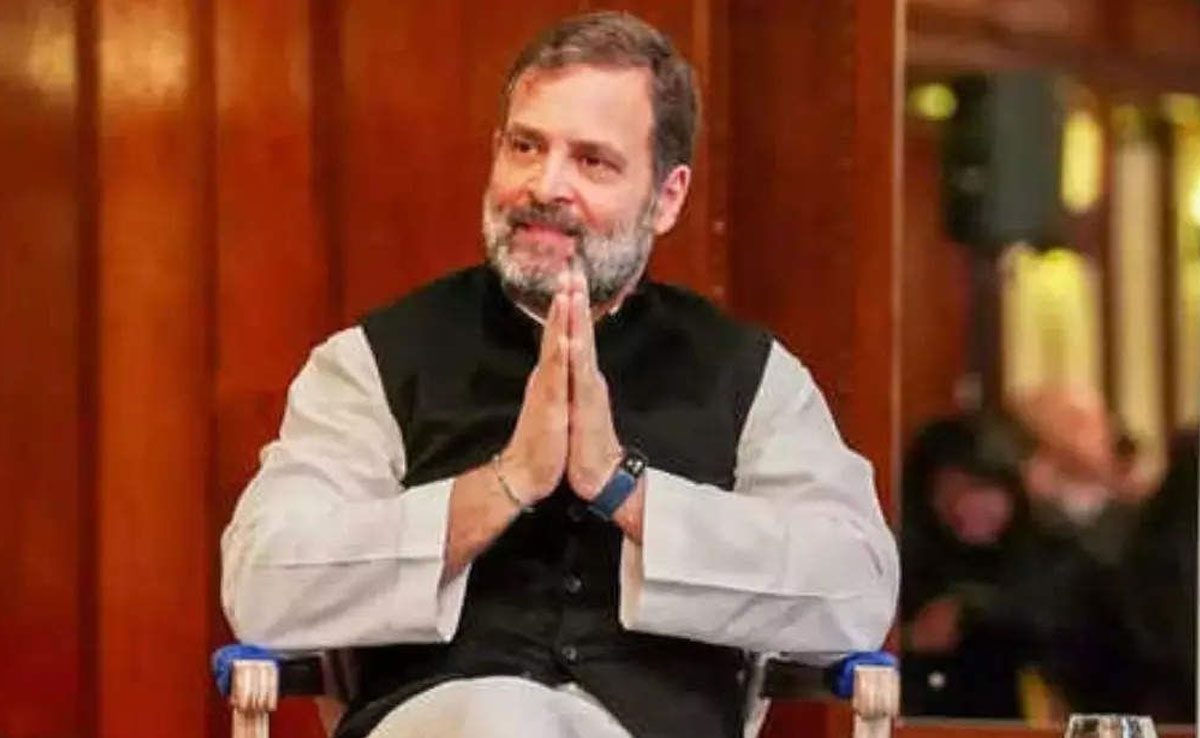 Police reach Rahul Gandhis for questioning Police reach Rahul Gandhi's for questioning