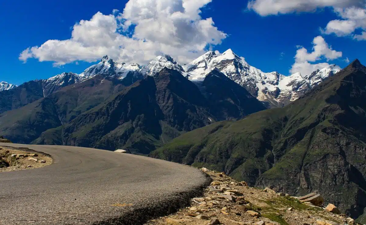 6 Foods To Avoid On Road Trips To Hill Stations