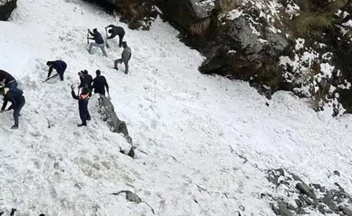 Avalanche Dead In 7 tourists in Sikkim