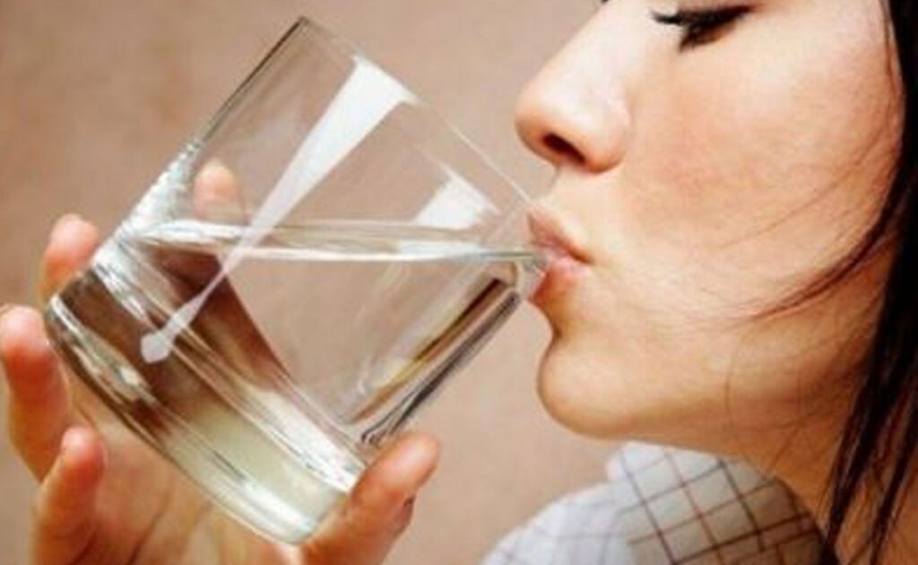 why drink water before drinking tea or coffee