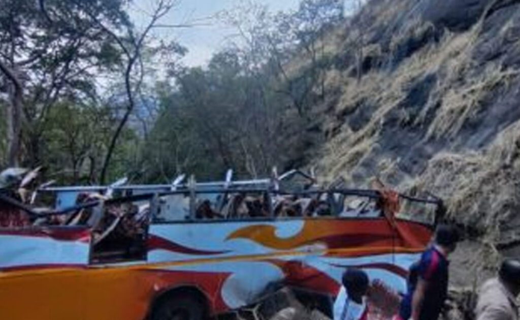 bus going from pune to mumbai fell into the ditch