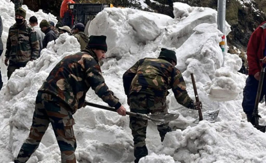 Avalanche Dead In 7 tourists in Sikkim