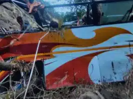 bus going from pune to mumbai fell into the ditch