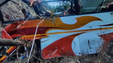 bus going from pune to mumbai fell into the ditch