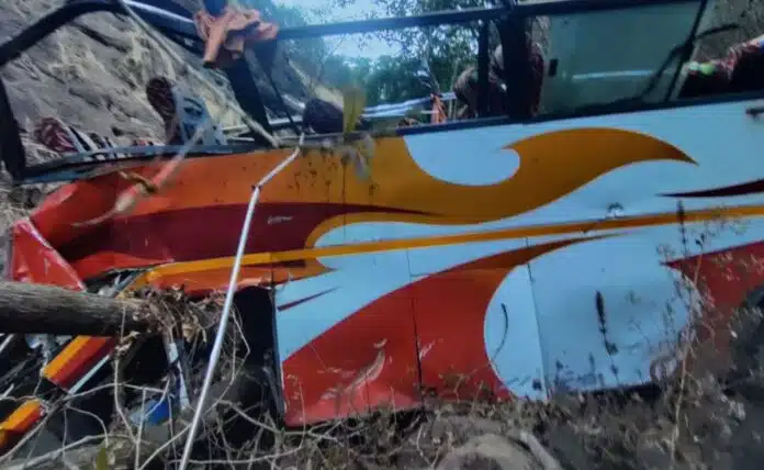 bus going from pune to mumbai fell into the ditch