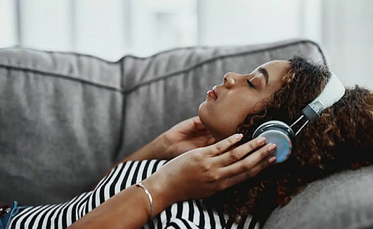 earbuds in ear 3 Warning for Ear Infections Caused by Earbuds