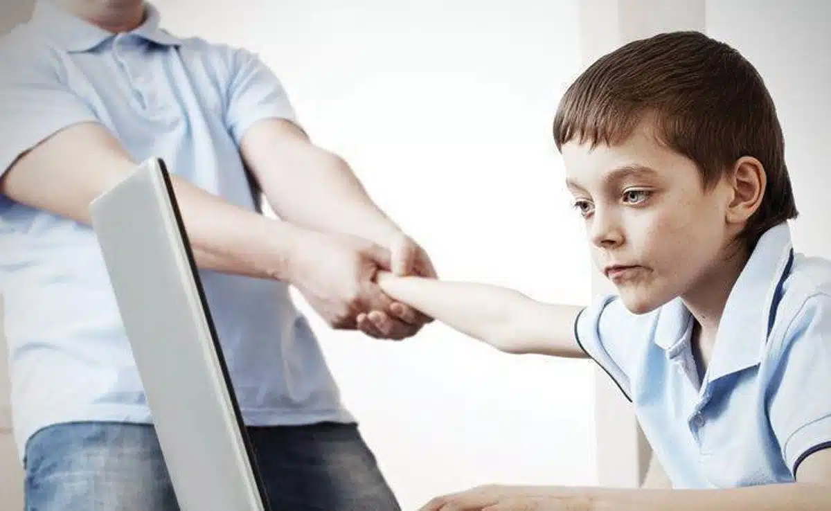 kids with gadgets How does the behavior of parents affect a child?