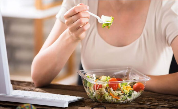 Eat healthy, low-calorie snacks at workplace