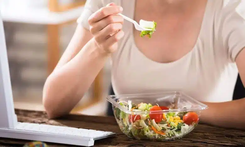 Eat healthy, low-calorie snacks at workplace