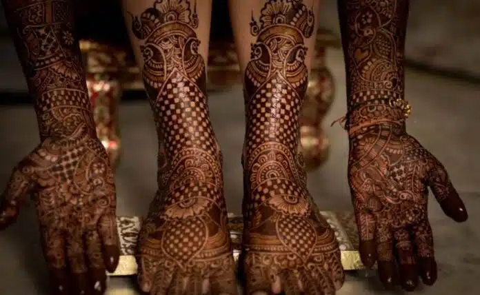 Follow these special tips to deepen Hand Mehndi