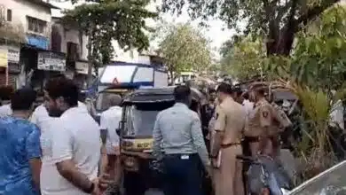 Mumbai Argument broke out in a auto, slit throat