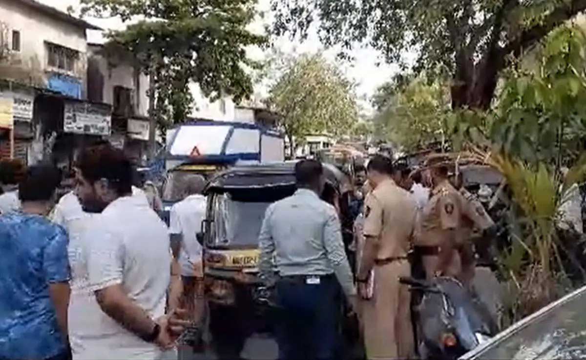 Mumbai Argument broke out in a auto, slit throat