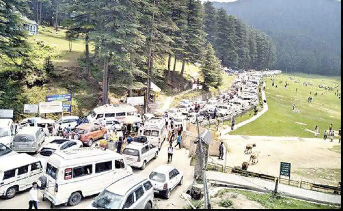 Big trouble for the tourists of Himachal Landslide blocks all roads in Himachal, tourists upset
