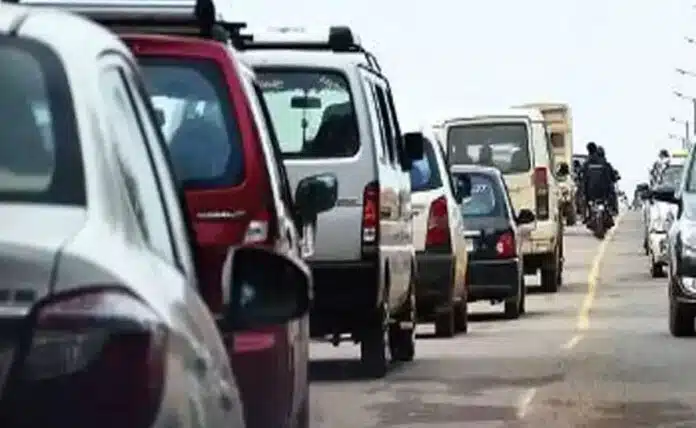 Landslide blocks all roads in Himachal, tourists upset