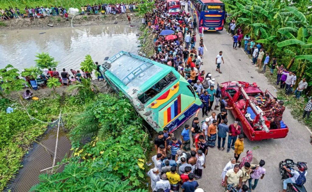 Bangladesh: 17 killed, 35 injured after a bus full of passengers fell into a pond