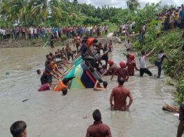 Bangladesh: 17 killed, 35 injured after a bus full of passengers fell into a pond