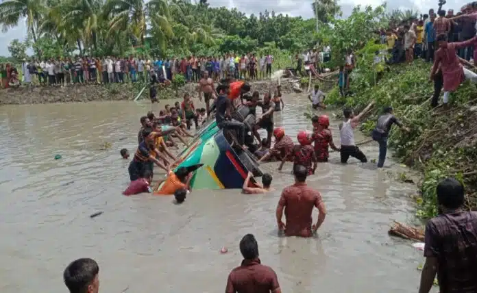 Bangladesh: 17 killed, 35 injured after a bus full of passengers fell into a pond