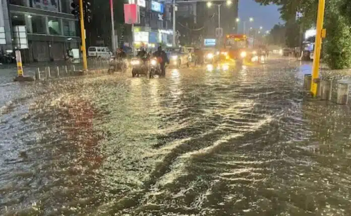 Waterlogging, traffic jam in Delhi due to heavy rain