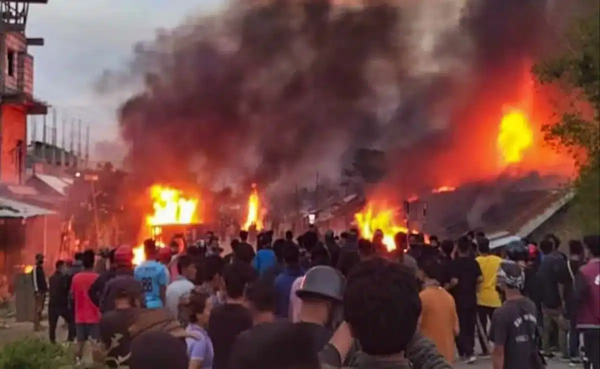 Mob sets houses, buses of security forces on fire in Manipur's Moreh