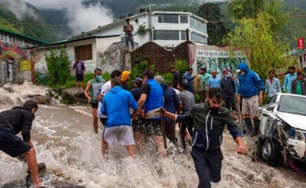 People of Himachal due to flood, IMD issued red alert