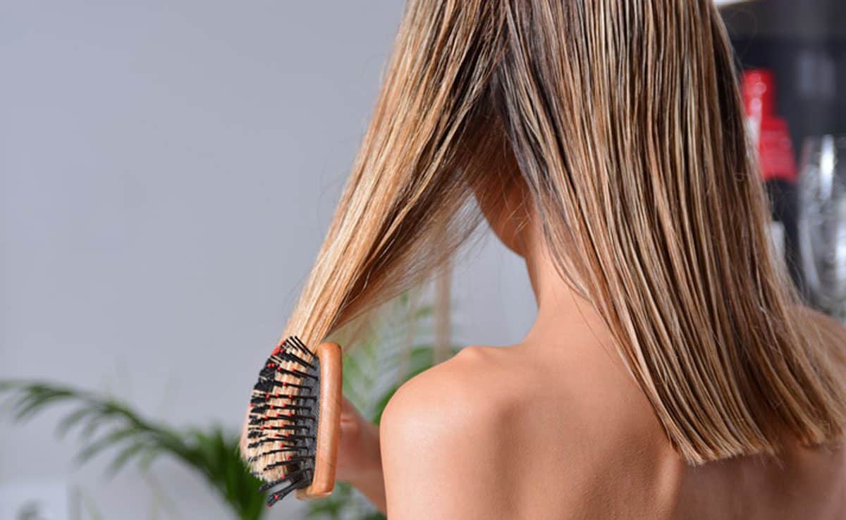brushing wet hair These 7 bad habits related to hair care that harm your hair