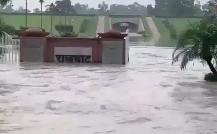 Raj Ghat drowned in delhi flood, crack near SC