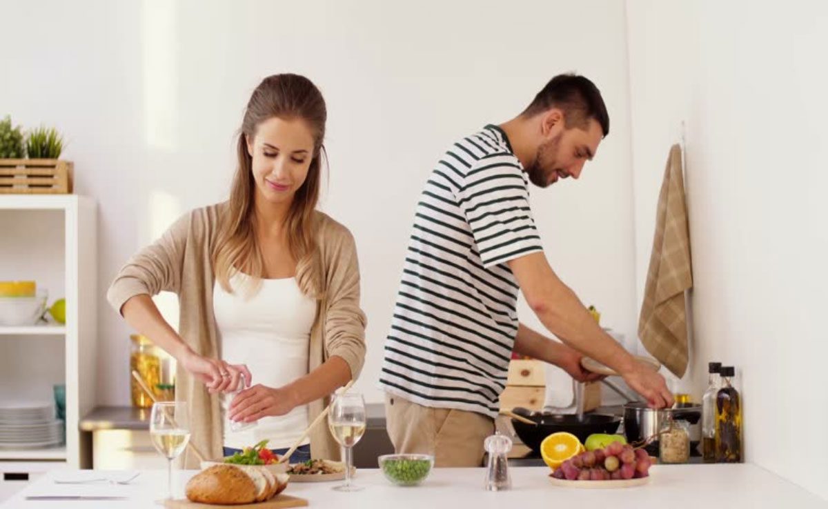 Follow these essential tips for a happy live in relationship