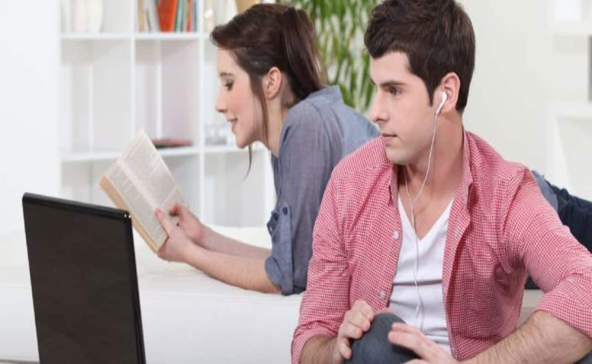 Follow these essential tips for a happy live in relationship