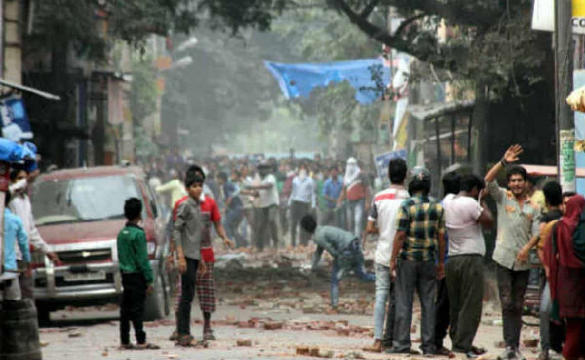 Mob sets houses, buses of security forces on fire in Manipur's Moreh